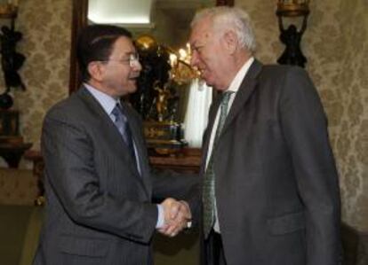 El ministro de Asuntos Exteriores, José Manuel García-Margallo (d), saluda al secretario de la Organización Mundial del Turismo (OMT), Taleb Rifai, con quien se ha reunido hoy en Madrid.