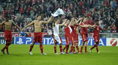 Los jugadores del Bayern Munich celebran la clasificación ante su afición