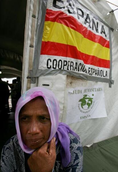Una mujer sale de un puesto médico del Ejército español en la ciudad indonesia de Banda Aceh.