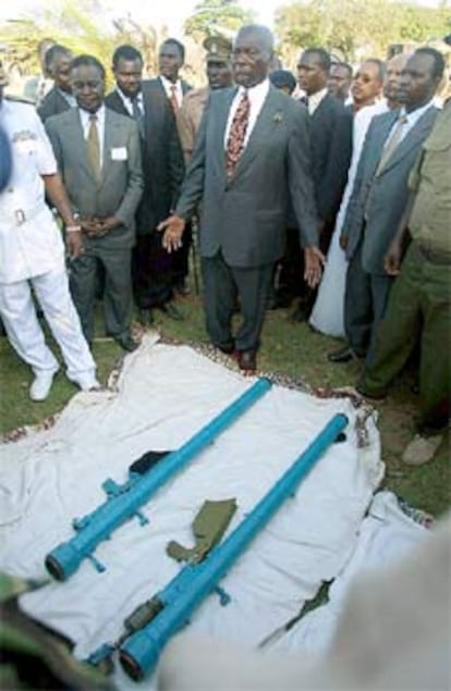 El presidente de Kenia, Daniel arap Moi, observa los lanzamisiles usados en un atentado.
