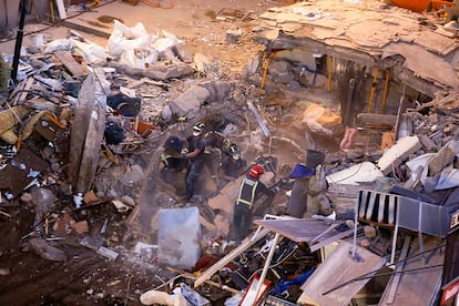 Personal de emergencias realizan trabajos de desescombro tras el derrumbado de un edificio en Los Cristianos, en la isla canaria de Tenerife, el 15 de abril de 2016.