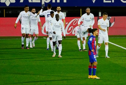 Los jugadores del Madrid celebran el primer gol de Benzema.