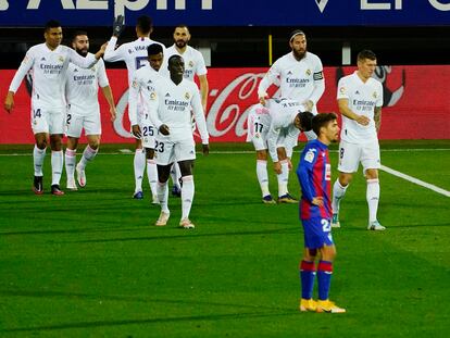 Los jugadores del Madrid celebran el primer gol de Benzema.