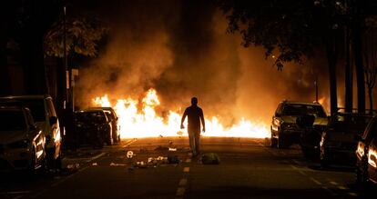 Manifestante em frente a barricadas de fogo durante os protestos em Barcelona, em 18 de outubro de 2019.