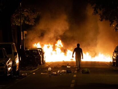 Manifestante em frente a barricadas de fogo durante os protestos em Barcelona, em 18 de outubro de 2019.