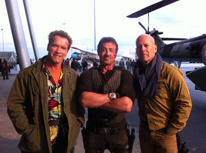 Los actores Arnold Schwarzenegger, Bruce Willis y Sylvester Stallone en el rodaje de 'Los mercenarios 2', en Bulgaria.