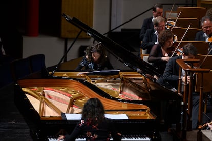 Las hermanas pianistas Katia y Marielle Labèque durante el ‘Concierto’ de Martinů.