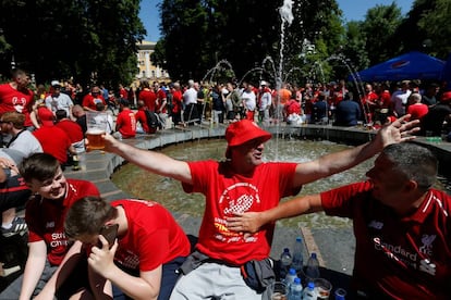 Aficionados del Liverpool en la ciudad de Kiev (Ucrania) antes de la final de la Champions League, el 26 de mayo de 2018.