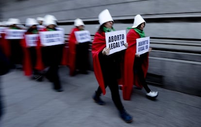 Partidarias de la legalización del aborto se manifiestan en Buenos Aires frente al Congreso, el día 1 de agosto vestidas como las mujeres destiandas a la reproducción de la serie televisiva 'The Handmaid's Tale'.