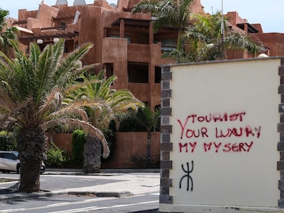 GRAFCAN7237. ARONA (TENERIFE) (ESPAÑA), 05/04/2024.- Pintada en Arona, uno de los principales municipios turísticos de Tenerife, en la que se lee en inglés: "Turista: tu lujo, mi miseria".