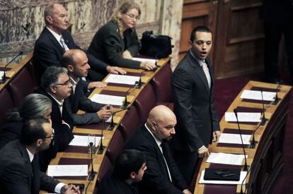 Ilias Kasidiaris interviene durante el debate en el Parlamento.