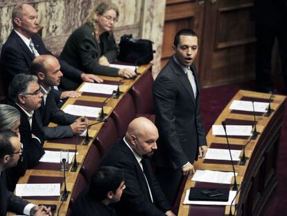 Ilias Kasidiaris interviene durante el debate en el Parlamento.