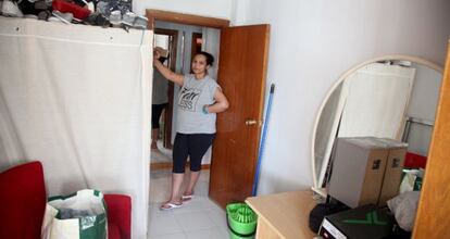 Ana María Canela, vecina del edificio contiguo al desplomado, en su casa.