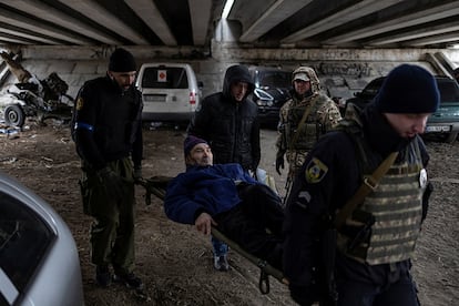 Militares ucranios trasladan a un hombre durante una evacuación en Irpin. Desde el inicio de la guerra en Ucrania el 24 de febrero se han registrado al menos 30 ataques a la red sanitaria en ese país, en los que ha habido 12 muertos y 34 heridos, indicó hoy la Organización Mundial de la Salud (OMS), que considera estas acciones una violación del derecho internacional.