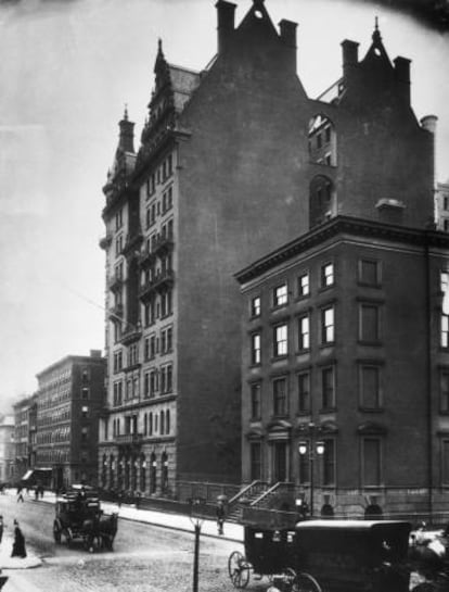 A la izquierda, el hotel Waldorf, mandado construir por William Waldorf Astor donde antes se levantaba la residencia de su padre, John Jacob Astor III, ocupando la mitad del jardín que compartía con la residencia de la derecha, propiedad de Caroline Astor. |