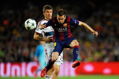 La intensidad imperó en el Camp Nou. Jordi Alba y Müller.