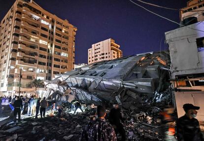 Un edificio derrumbado tras un ataque israelí en Gaza, este martes. 