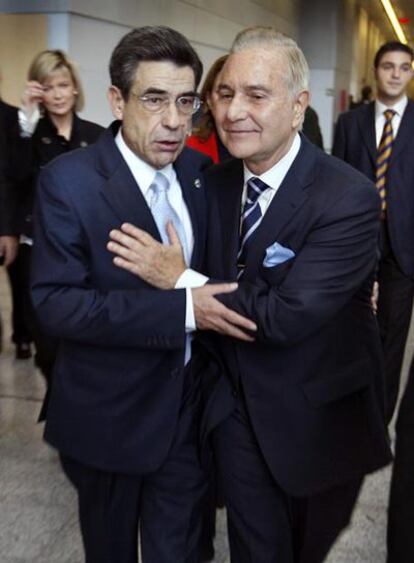 El presidente del Tribunal Superior de Justicia de Valencia, Juan Luis de la Rúa (izquierda), y el del Poder Judicial, Carlos Dívar.