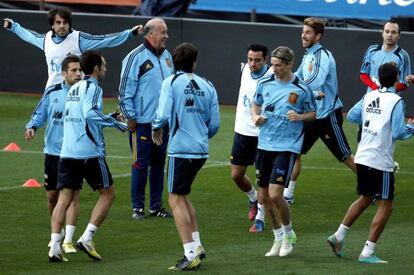 Vicente del Bosque, rodeado de varios jugadores durante el entrenamiento