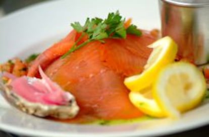 Plato hecho a base de marisco y salmón irlandés.