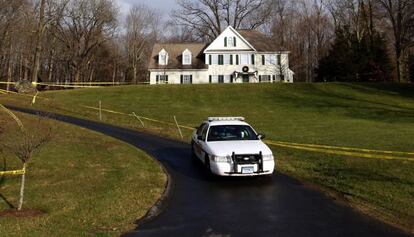 Un coche de la polic&iacute;a abandona, el pasado 18 de diciembre, la casa donde Adam Lanza viv&iacute;a con su madre.