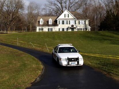 Un coche de la polic&iacute;a abandona, el pasado 18 de diciembre, la casa donde Adam Lanza viv&iacute;a con su madre.