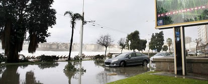 Estado en que quedó la Avenida Barrié de la Maza tras el fuerte oleaje que barrió el paseo maríimo de La Coruña