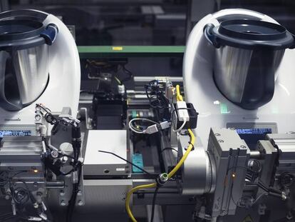 Proceso de montaje de un robot de cocina Thermomix en la fábrica de la empresa Vorwerk en Wuppertal, Alemania.