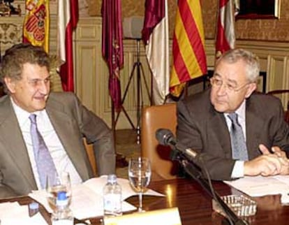 El ministro de Administraciones Públicas, Jesús Posada, junto al vicepresidente de Aragón, José Ángel Biel.