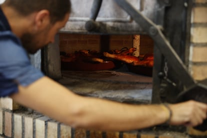 Cochinillo preparándose en el Asador Las Esparteras