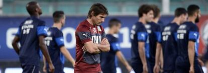 Conte, cabizbajo, durante un entrenamiento con Italia