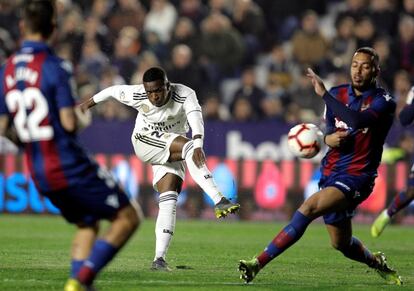 El delantero brasileño del Real Madrid, Vinicius Jr. golpea el balón ante los jugadores del Levante.