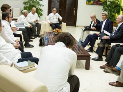 John Kerry, junto a los negociadores de las FARC en La Habana. 