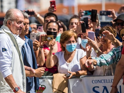 El rey emérito, Juan Carlos I, a su llegada al Club Náutico de Sanxenxo el viernes.