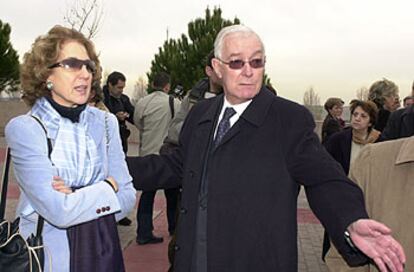 Los académicos Carmen Iglesias y Víctor García de la Concha, a su llegada a la ceremonia en memoria de Lázaro Carreter.