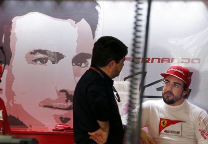 Alonso y su agente, Luis García Abad, dialogan este viernes en Suzuka.