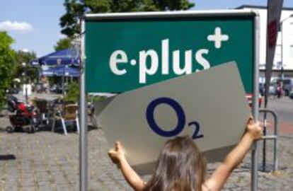 Logotipos de E-Plus y O2, la filial alemana de Telef&oacute;nica.