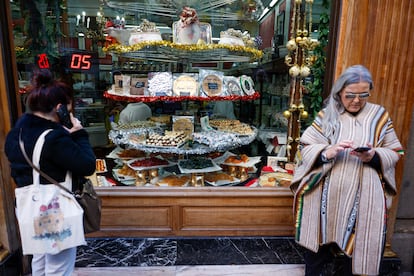 Dulces navideños a la venta en una céntrica calle de Madrid, la semana pasada.