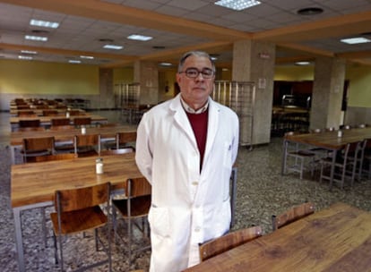 Andrés Gabaldón en el comedor del albergue.