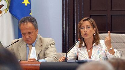 La exalcaldesa de Jerez Pilar S&aacute;nchez, junto a Pedro Pacheco, en una comparecencia en 2006.