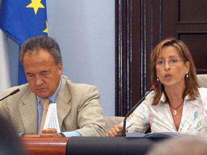 La exalcaldesa de Jerez Pilar S&aacute;nchez, junto a Pedro Pacheco, en una comparecencia en 2006.