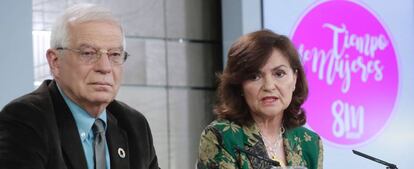 La vicepresidenta del Gobierno, Carmen Calvo, y el ministro de Asuntos Exteriores, Josep Borrell, durante la rueda de prensa tras la reunión del último Consejo de Ministros.