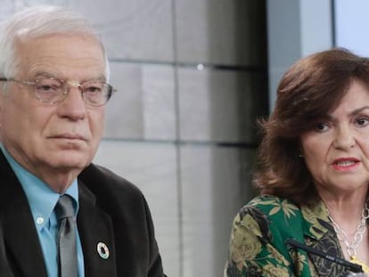 La vicepresidenta del Gobierno, Carmen Calvo, y el ministro de Asuntos Exteriores, Josep Borrell, durante la rueda de prensa tras la reunión del último Consejo de Ministros.