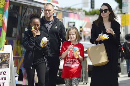 Angelina Jolie com Vivienne e Zahara Jolie Pitt em compras por Los Angeles em março.