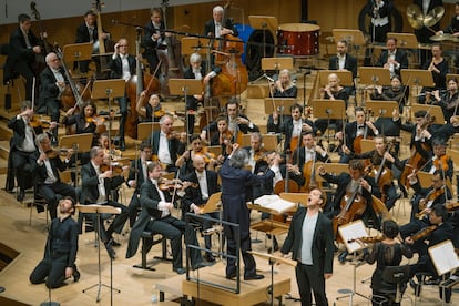 El tenor Thomas Ebenstein (a la izquierda de rodillas) y el tenor Thomas Blondelle (a la derecha) con el director Kent Nagano (en el centro) y la orquesta en el final del primer acto de ‘Siegfried’, el 14 de junio en Dresde.