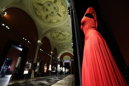 Homenaje a Alaïa

El Design Museum de Londres acogerá desde el 10 de mayo una muestra sobre la obra de Azzedine Alaïa, que él mismo supervisó antes de fallecer en el pasado mes de noviembre. Una oportunidad de lujo para celebrar la trayectoria del modisto y en la que se exhibirán hasta 60 de sus vestidos más legendarios.