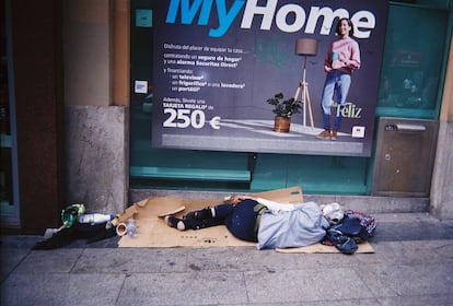 ODS 1: Fin de la pobreza. “¿Dónde está mi tarjeta regalo?” Hice esta foto porque me recordó a los tiempos en los que yo estaba en la calle con mi perro, sobre todo, los primeros días. A mí me tocó en pleno enero, hacía mucho frío y lo pasé fatal. Pasé hambre y pasé de todo.
Como grupo, la hemos elegido por el contraste de la publicidad con la realidad de esta persona. Con una tarjeta regalo de 250 euros podríamos comprar un cartón mejor, incluso un toldo para que no nos llueva encima. Y nos sobra.