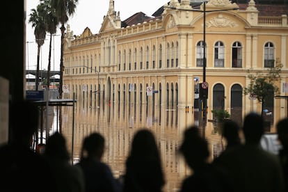 Vista del mercado público inundado de Porto Alegre.