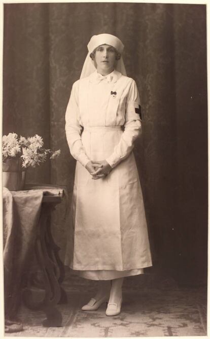 Reina Victoria Eugenia con el uniforme de enfermera de la Cruz Roja.