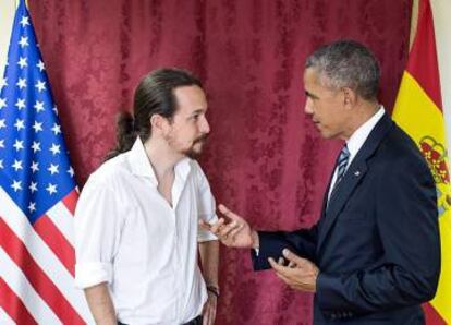 El presidente de EE UU sosteniendo una conversación con el líder de Podemos el pasado domingo.